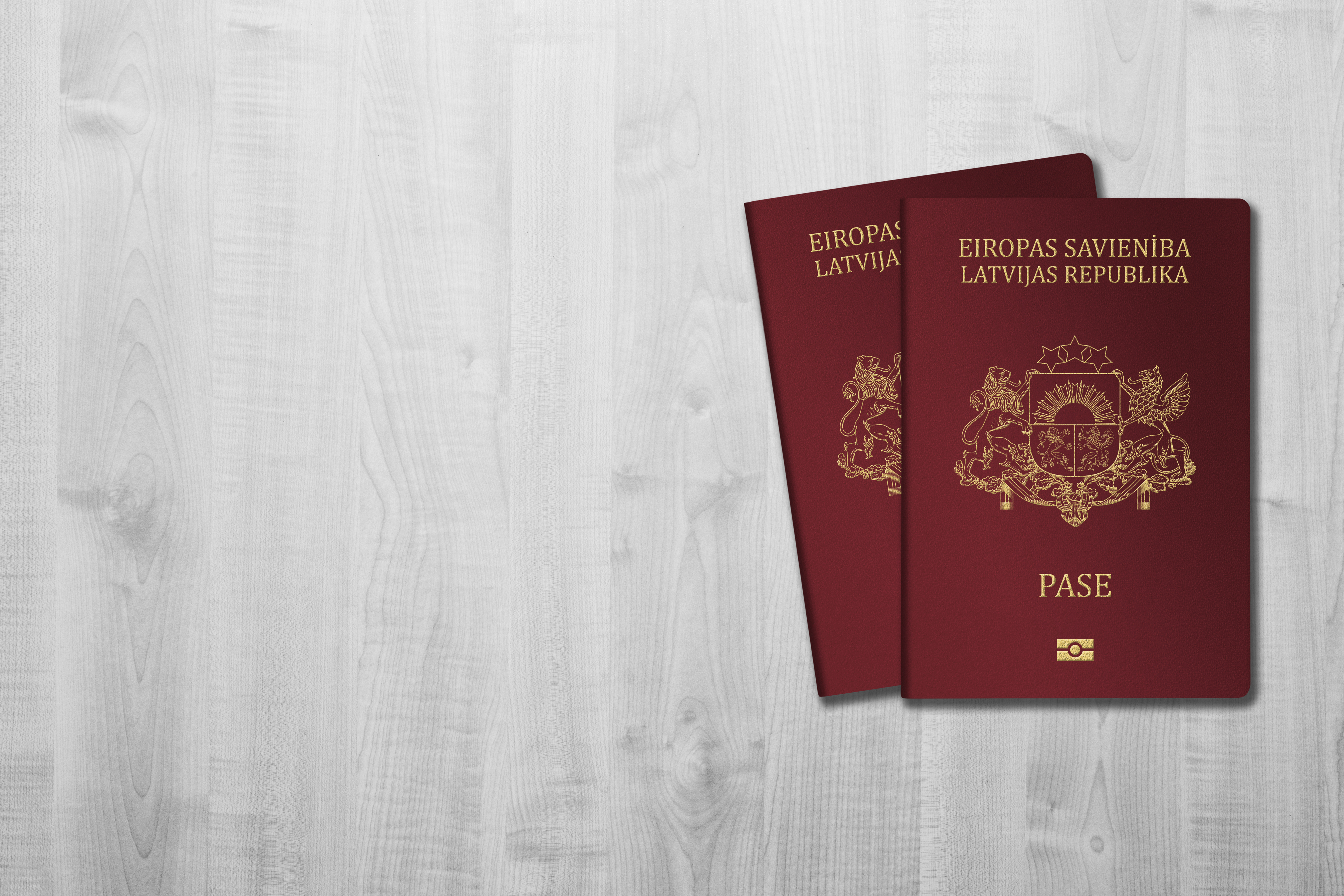 Паспорта Латвии, которые в итоге получает кандидат после обращения в управление по делам гражданства и миграции Латвии