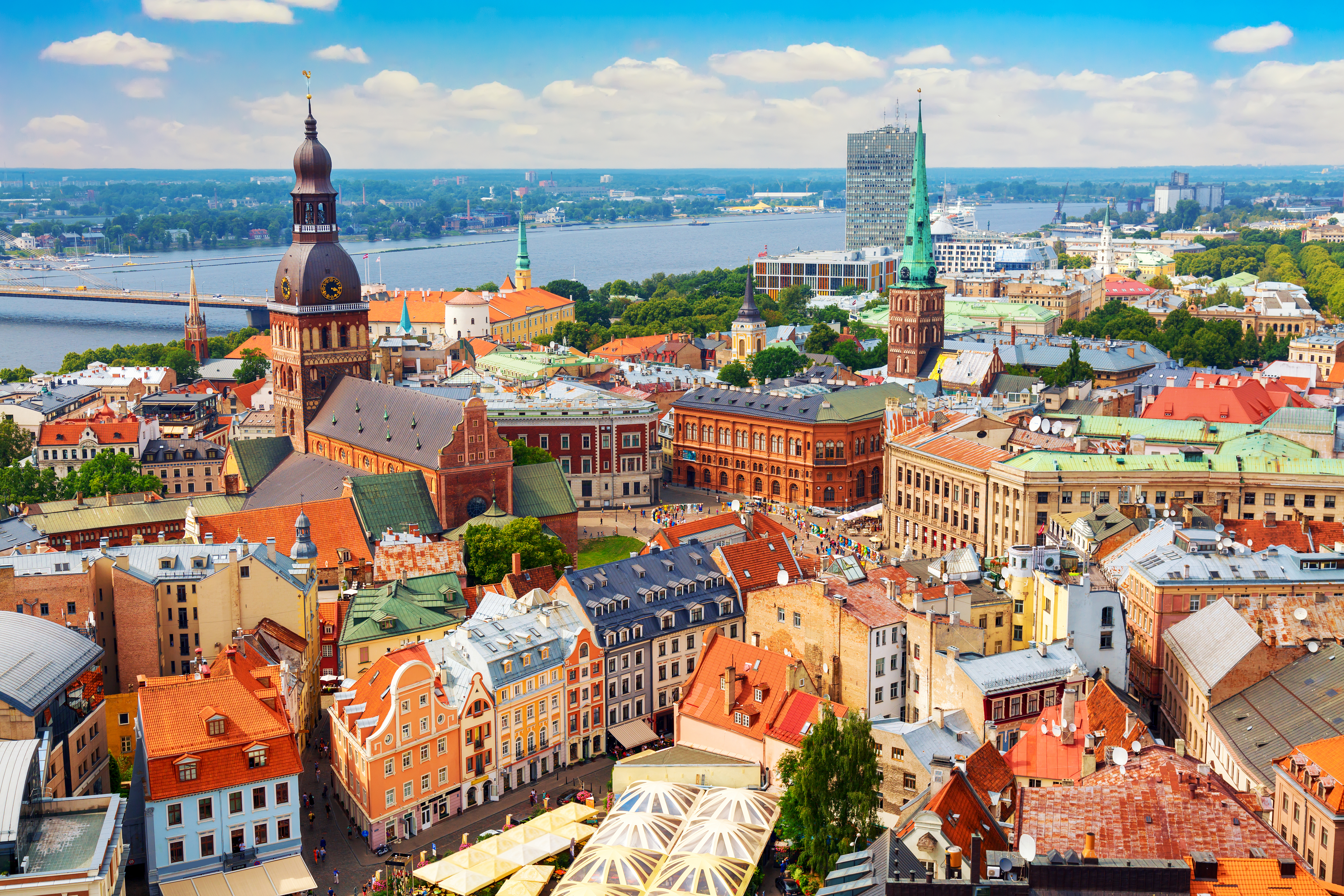 Вид на латвийский город, в которой можно переехать имея второе гражданство Латвии