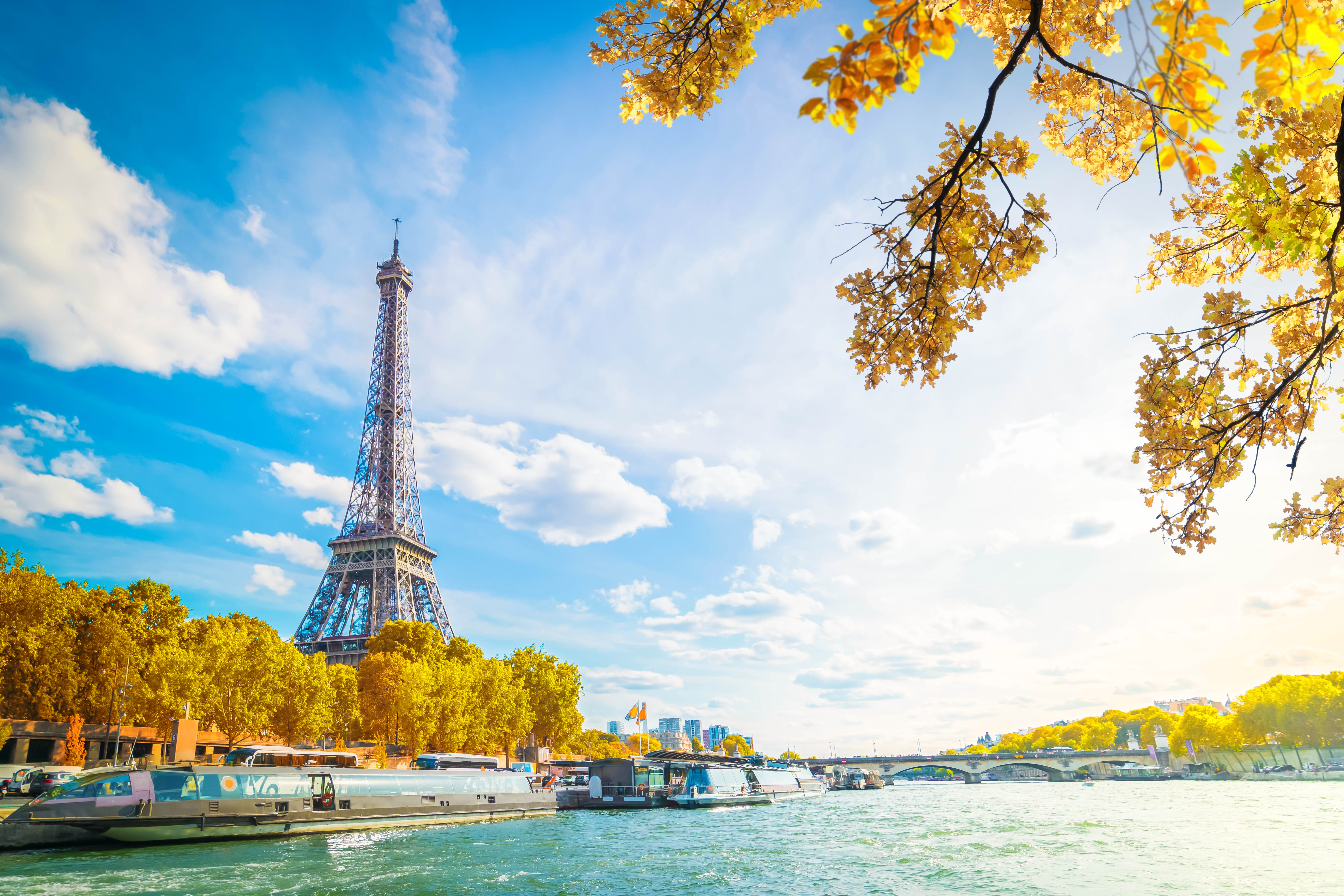 Вид на побережье Парижа, в стране можно получить гражданство и паспорт Франции по рождению, не через недвижимость