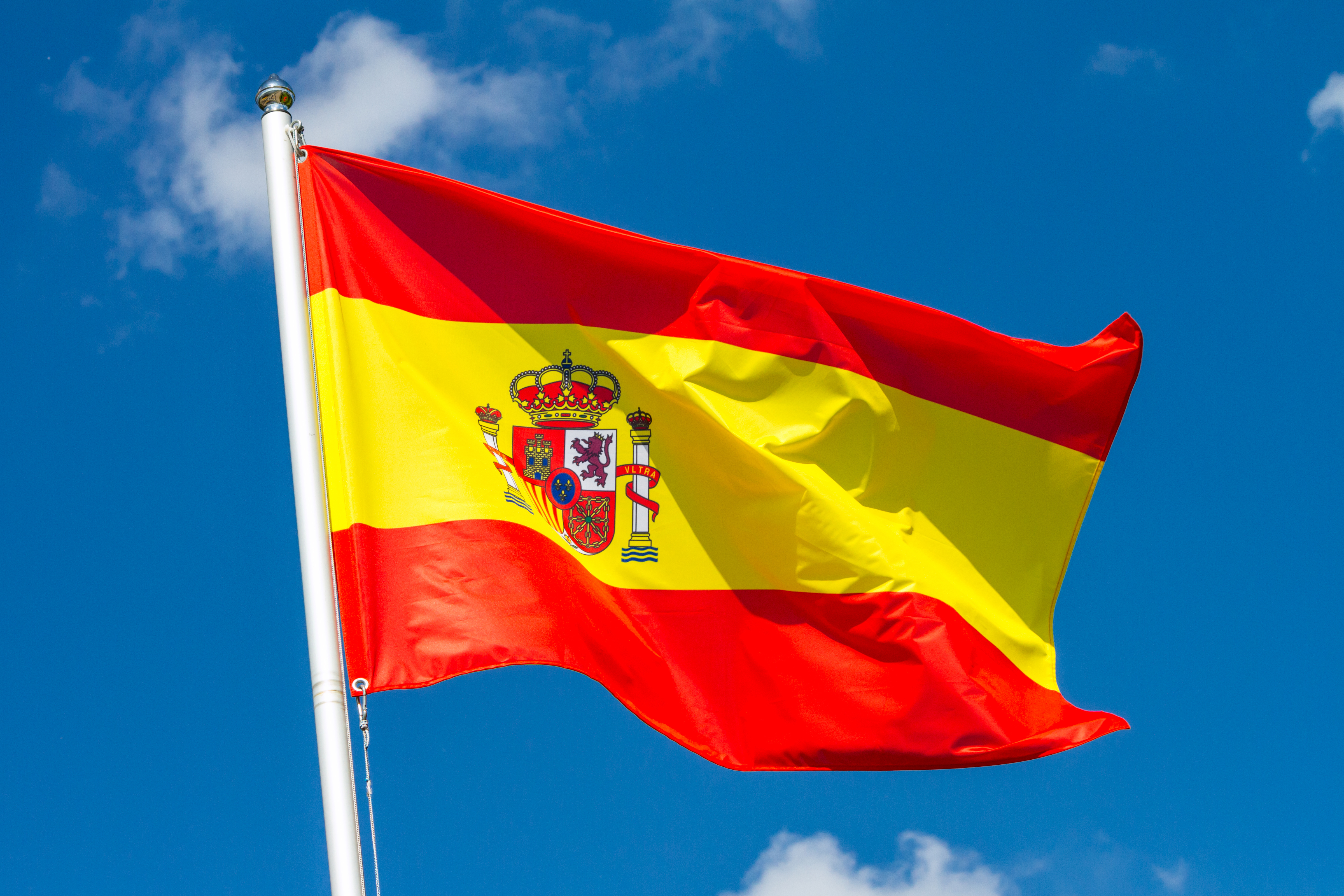 Испанский флаг символизирует гражданство Испании, которое можно получить через золотой паспорт