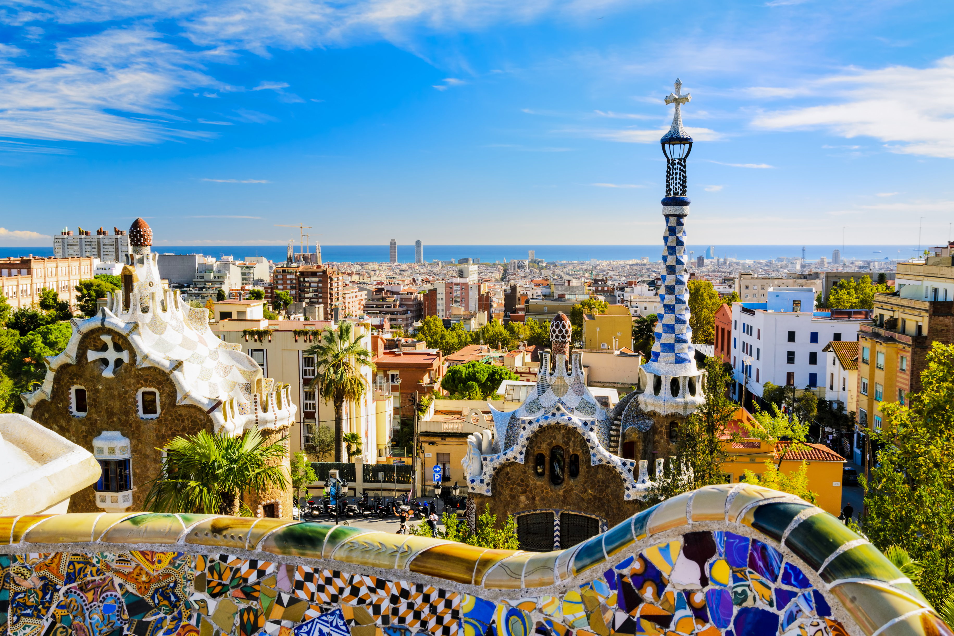 Вид на Барселону, в городе можно жить россиянам имея ВНЖ Испании