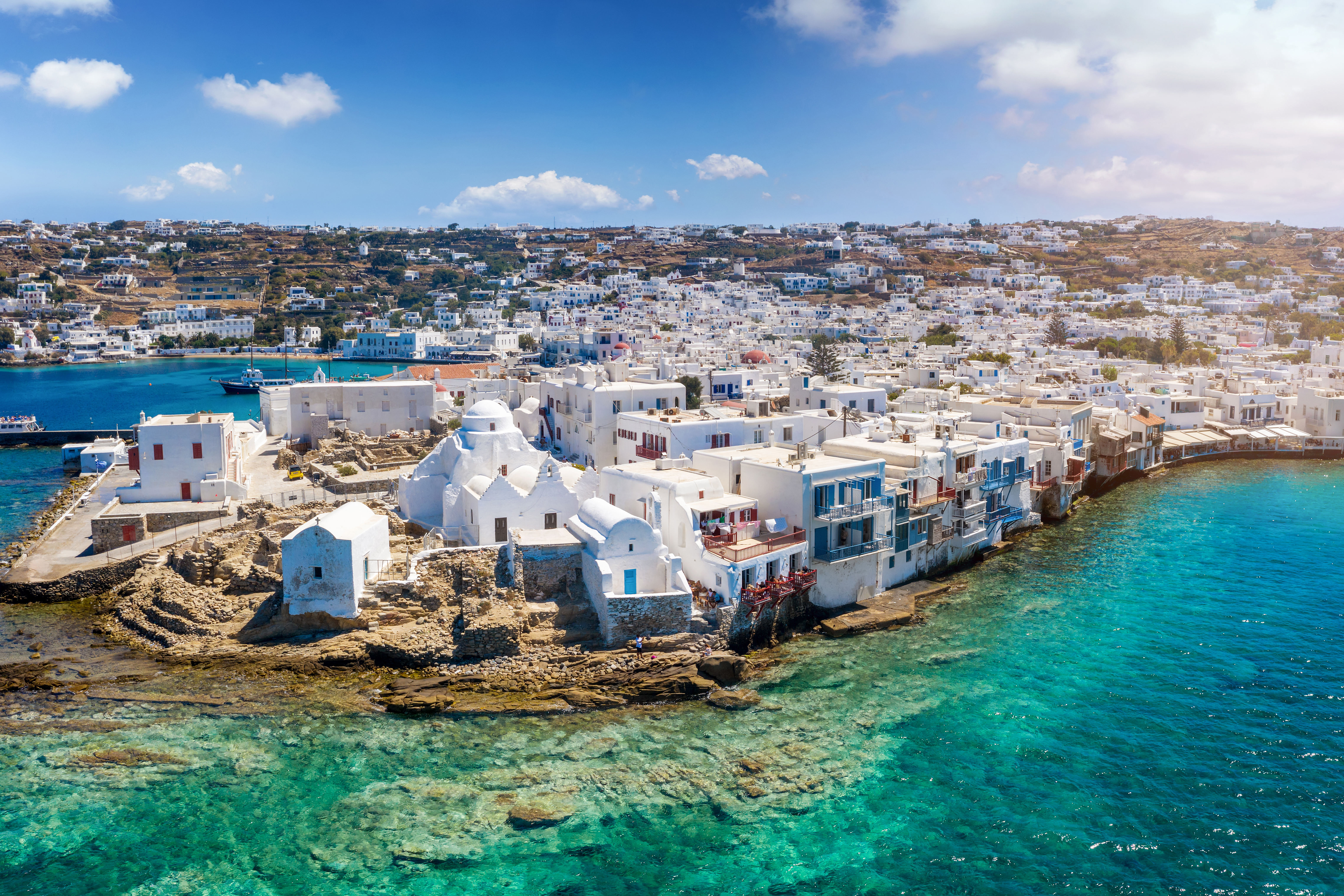 Красивая набережная Греции как символ программі получения гражданства