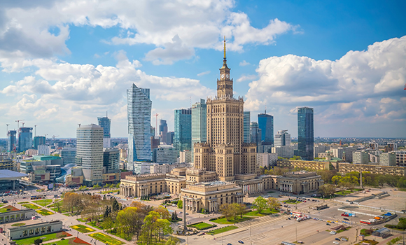 Вид на город в Польше, иностранцам можно оформить Карту Поляка и получить гражданство этой страны по миграционной программе