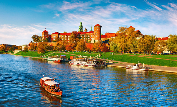 Замок на берегу реки в польском городе Краков, в котором чтобы жить можно оформить Карту Поляка и получить гражданство имея корни