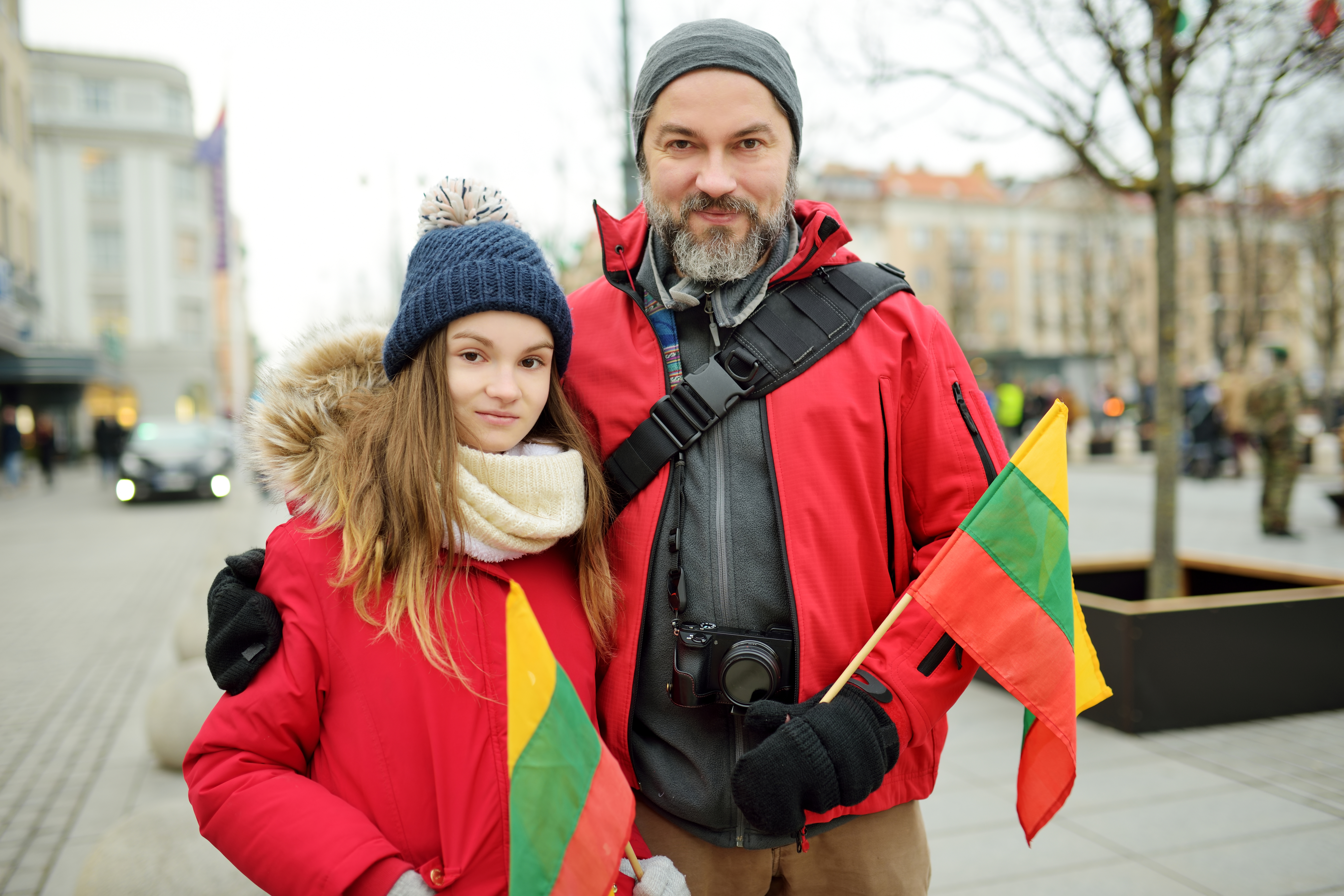 Иностранцы с флагами Литвы, где они получили гражданство