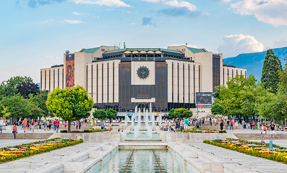 Палац культуры в Болгарии, в стране можно получить гражданство по программе репатриации через болгарские корни